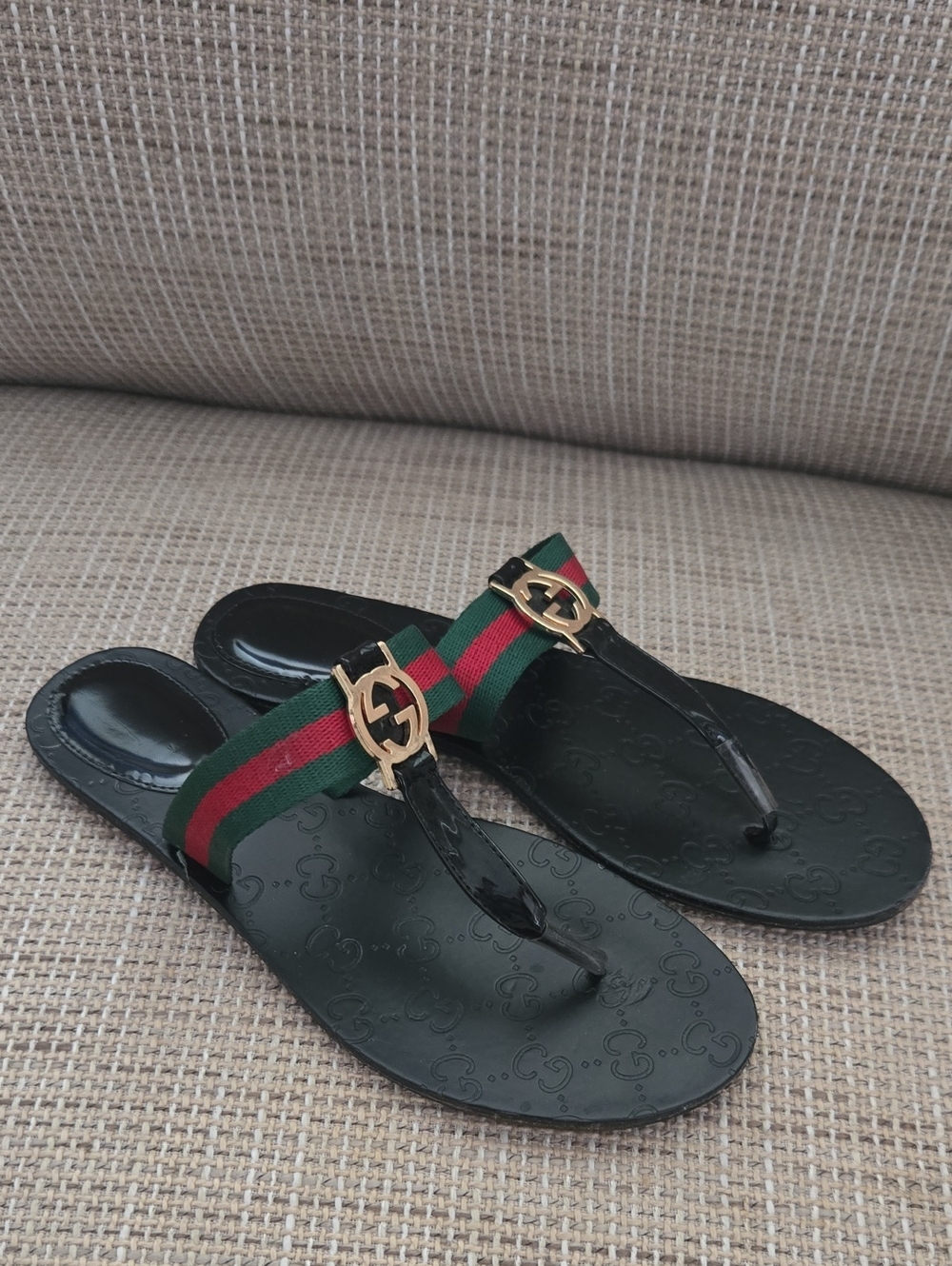 Gucci| Black Patent Leather Thong Sandals with Green-Red Web Sz 39